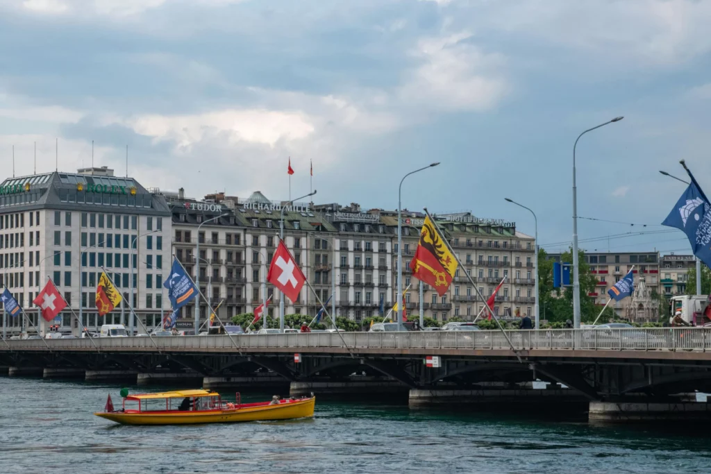 pont du mont blanc geneve , drapeaux commune de Genève