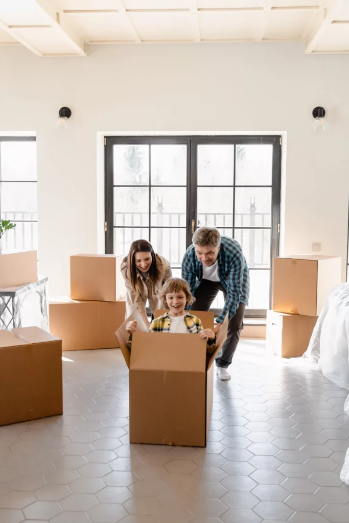 photo d'une famille ayant trouver un logement à Genève grace à une agence immobilière telle que Rousseau 5