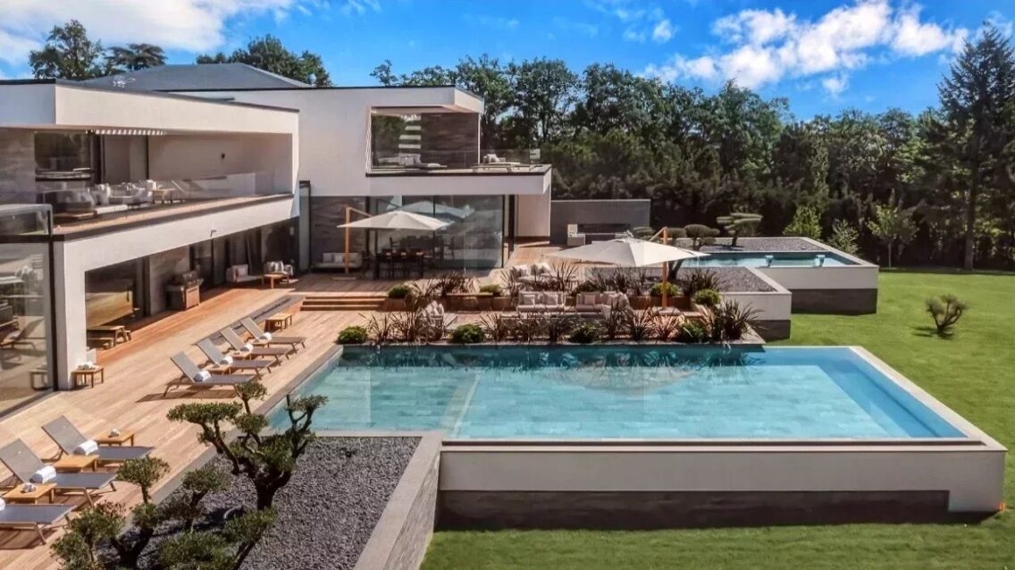 Grande Villa – Retraite contemporaine ultra-privée aux portes de Genève — Mies