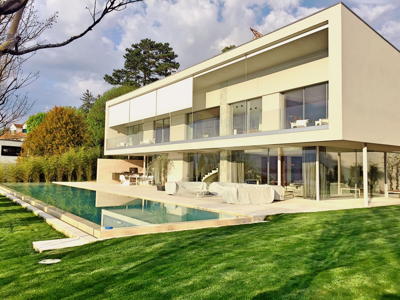 Villa de luxe rénovée à Cologny, 600m2, 2500m2 terrain, 5 suites, piscine 25m à débordement, vue lac incroyable