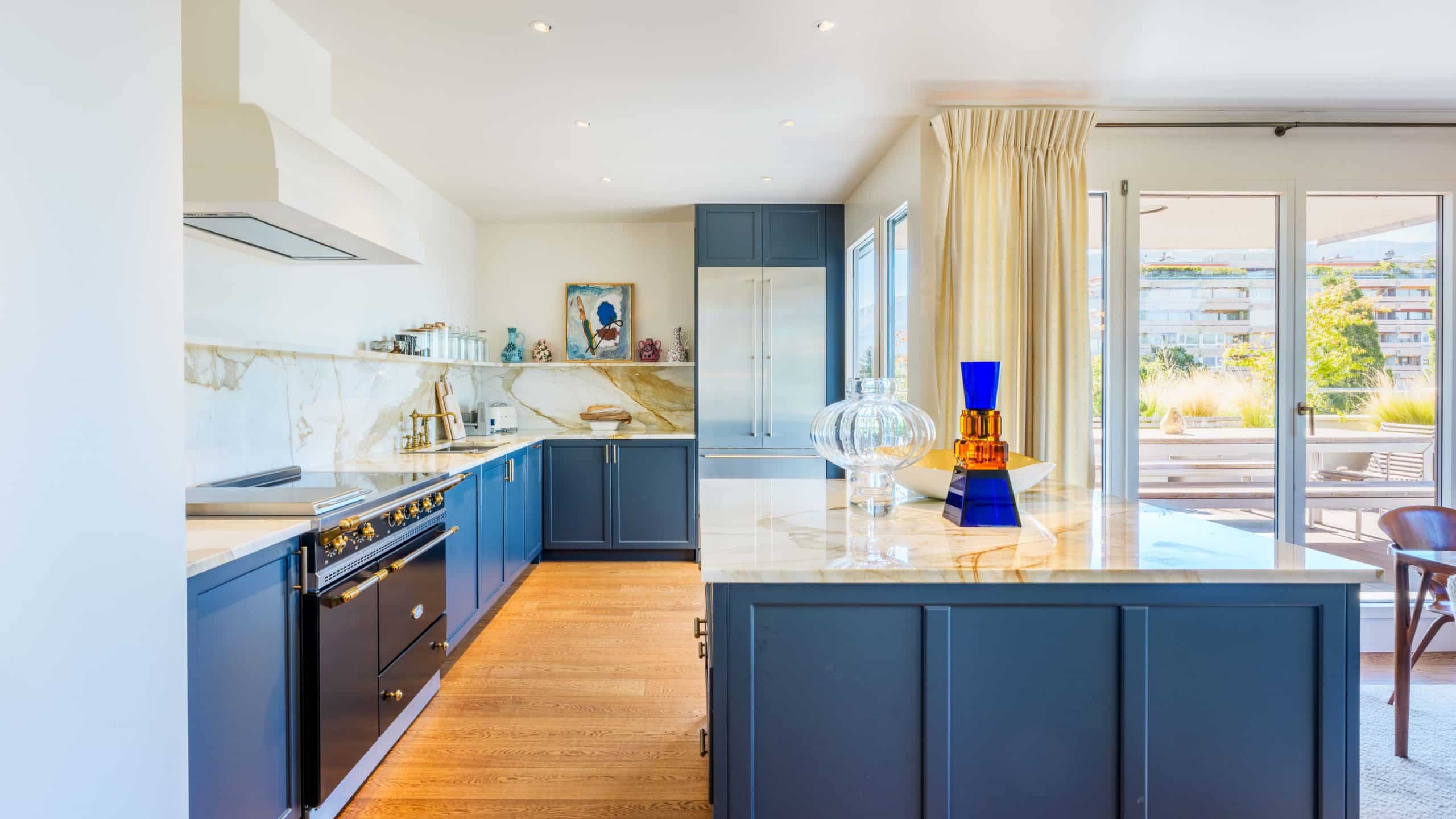 Salle à manger lumineuse du penthouse