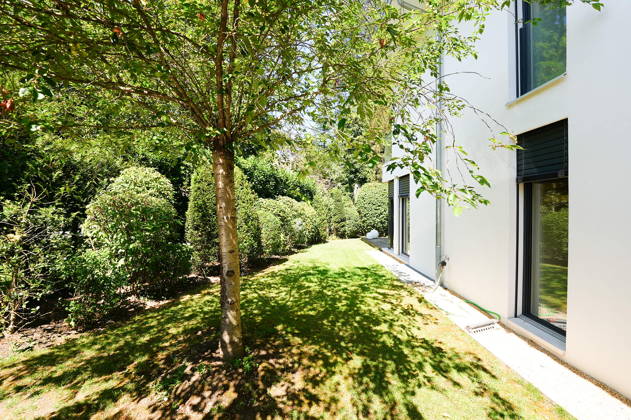 Villa contemporaine de luxe vendue à Conches par Rousseau 5, spa, cinéma, domotique, matériaux haut de gamme