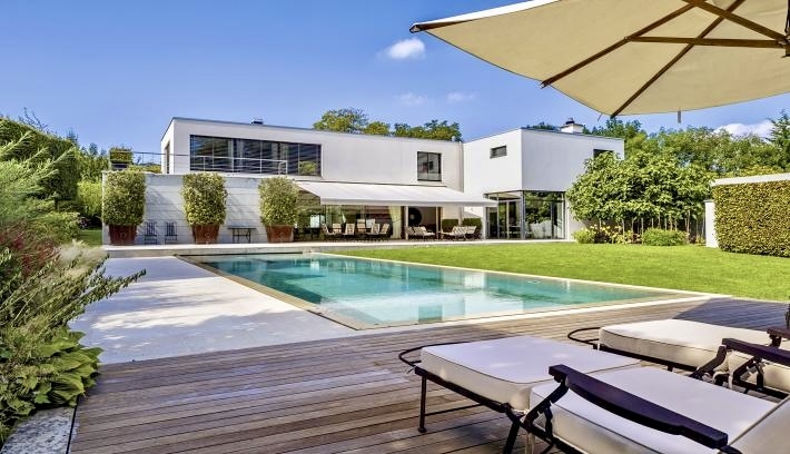 Villa de luxe vendue à Vandoeuvres, 700m2, piscine extérieure, cave à vin, salle de sport