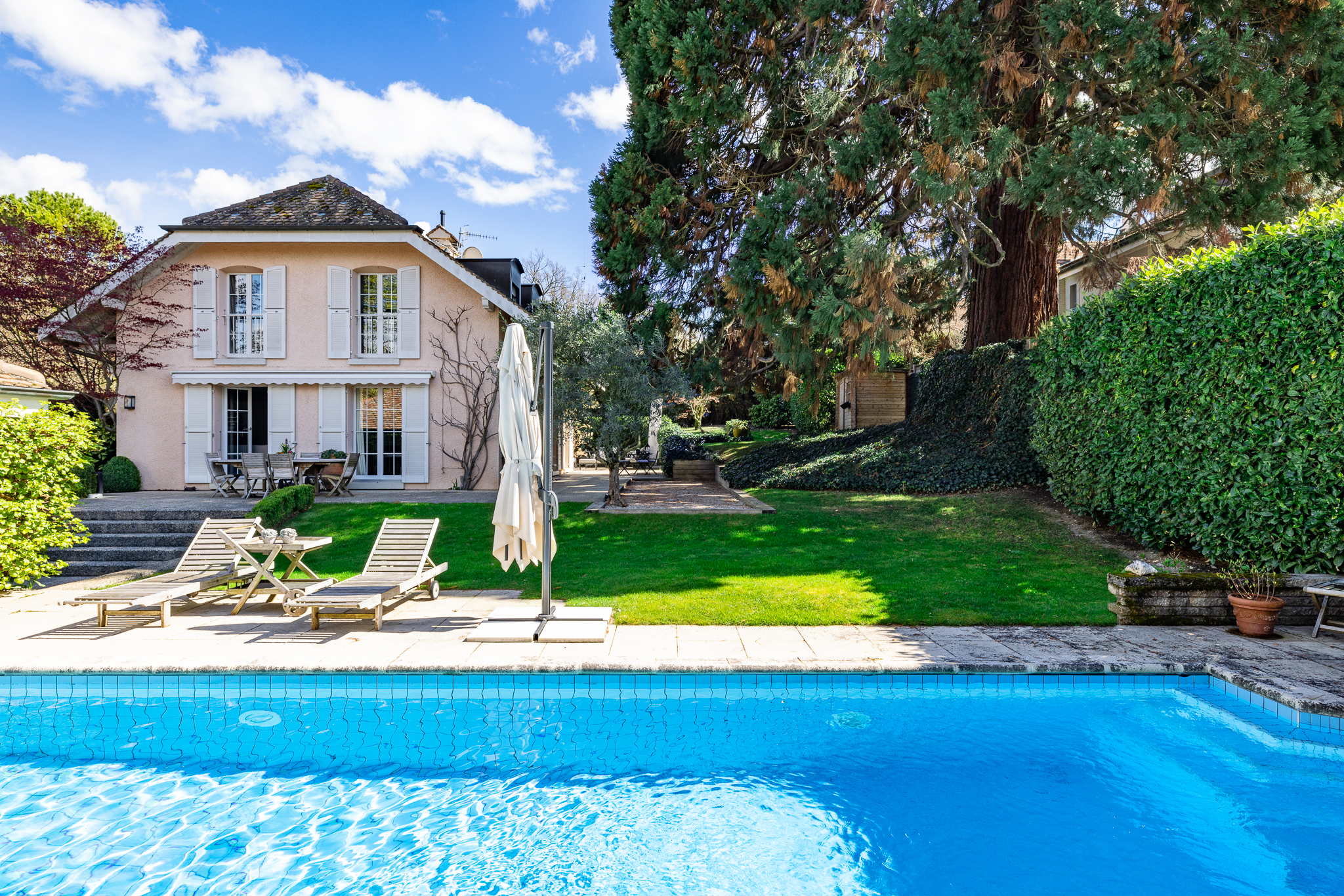 Villa individuelle à Vandoeuvres, pavillon indépendant, piscine extérieure, garage triple, 350m2