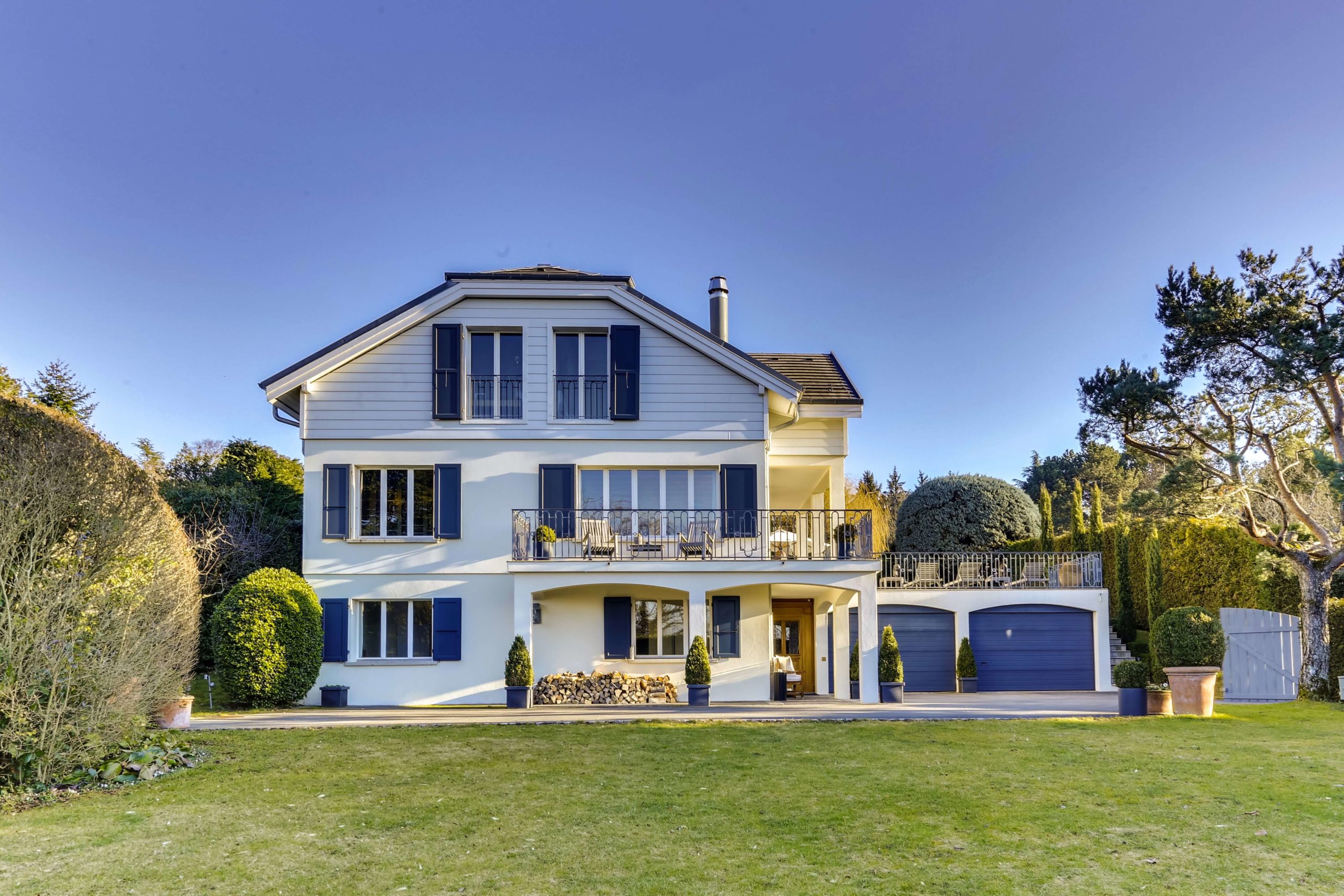 Villa style Hampton vendue à Cologny, 450m2, vue lac, parcelle 2000m2, garage double
