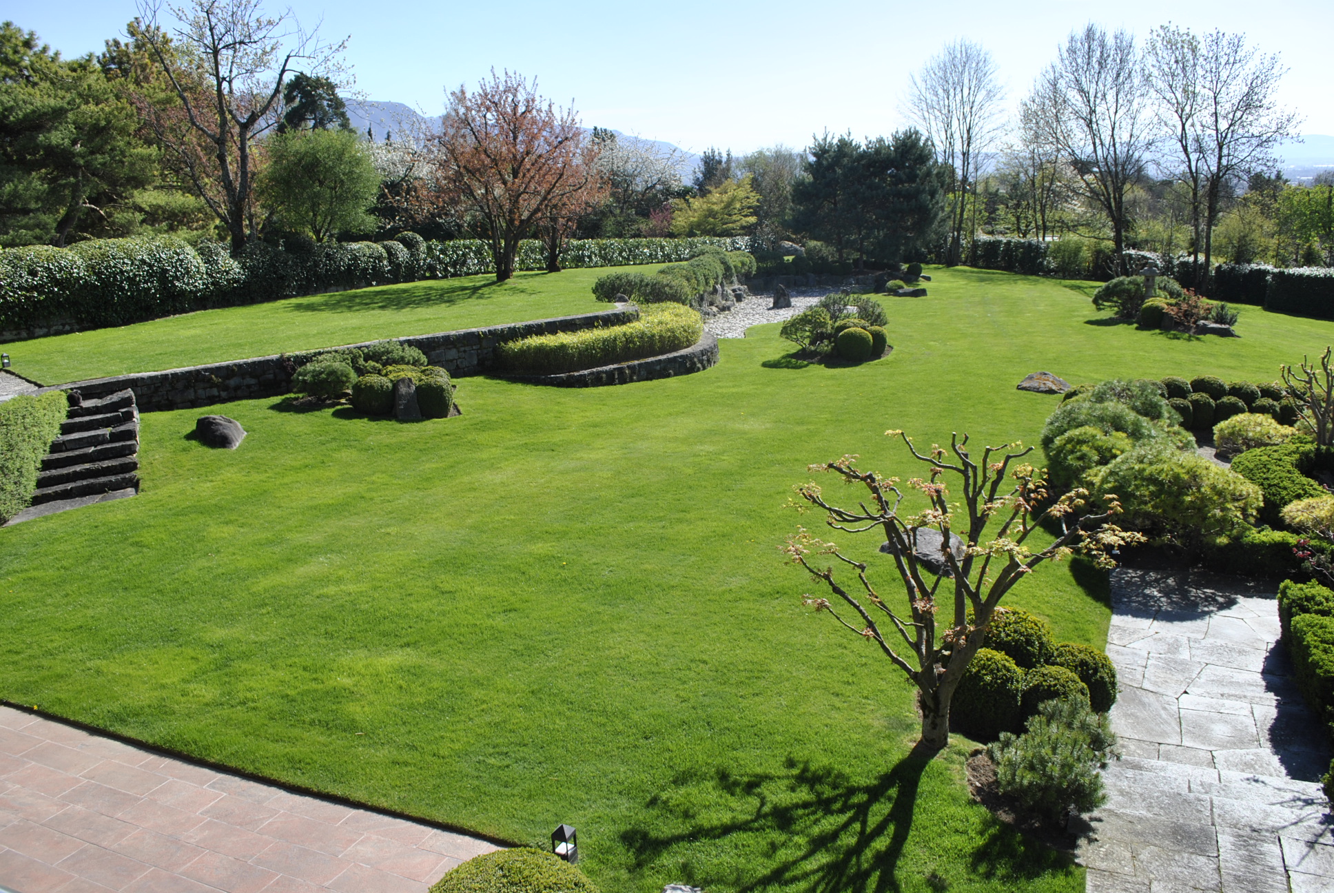 Maison de maître d’exception vendue à Cologny, 1000m2, grand parc, vue lac et jet d’eau, piscine et garage 10 voitures