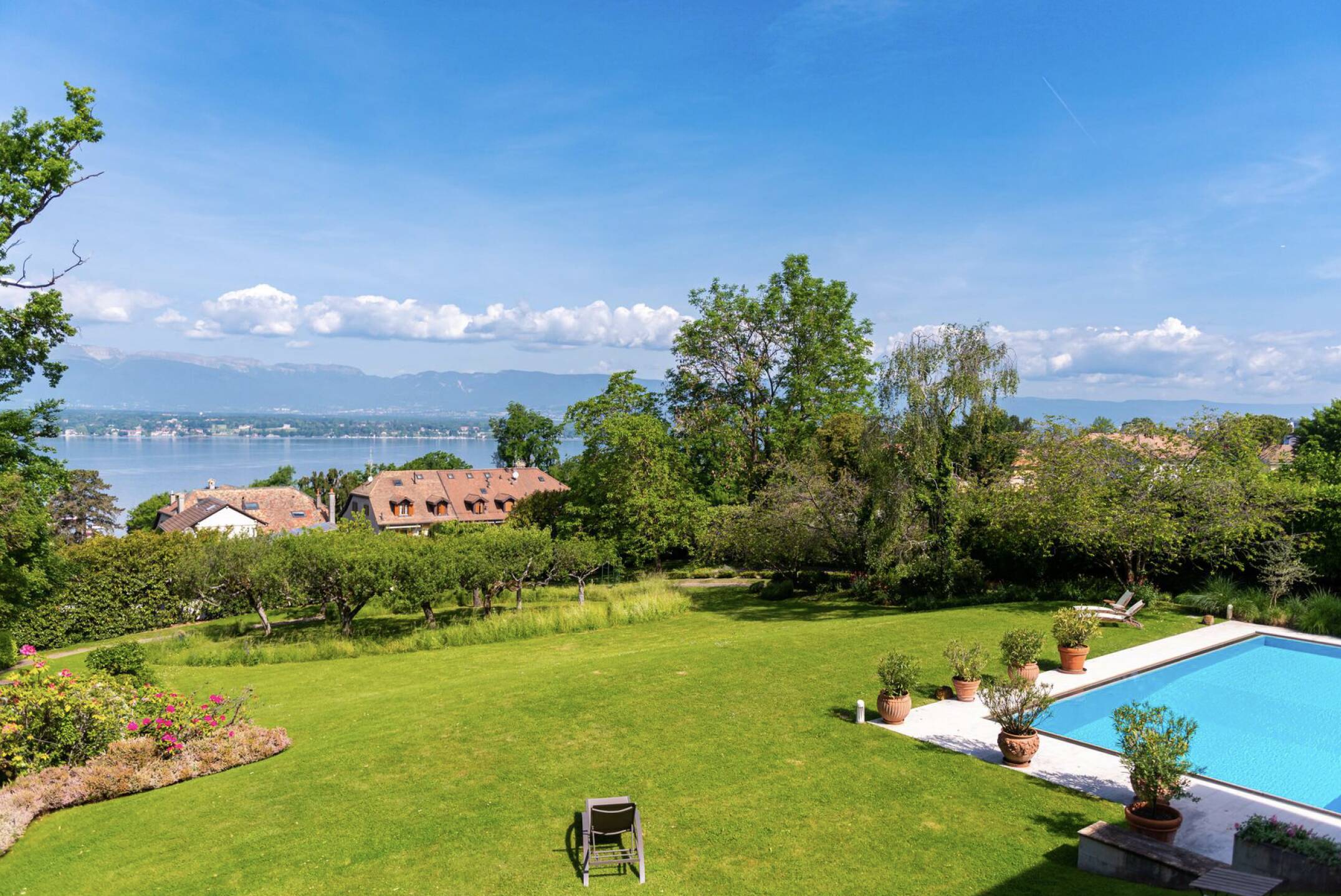 Villa classique vendue à Cologny avec vue lac, jardin paysager et piscine extérieure